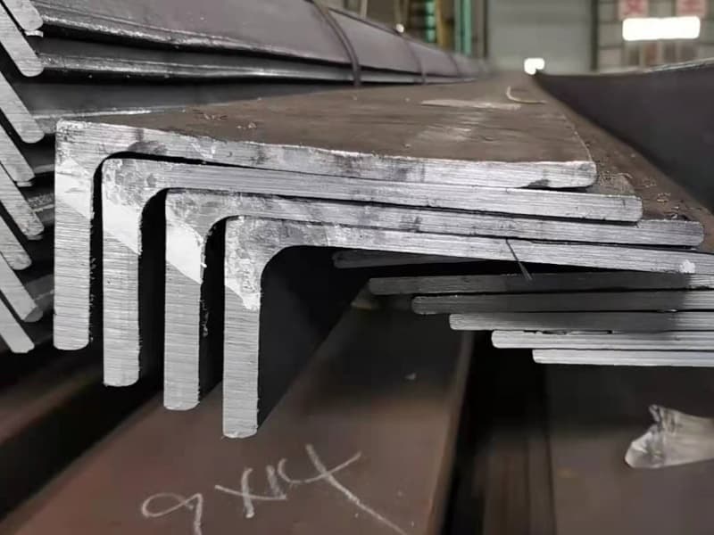 Three-dimensional view of an L-shaped steel angle with labeled parts: legs, root, and typical dimensions (L x W x T)