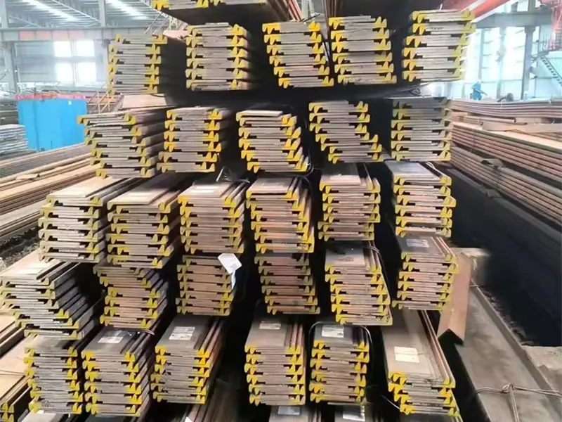 cyclical graph showing rising and falling steel prices over time